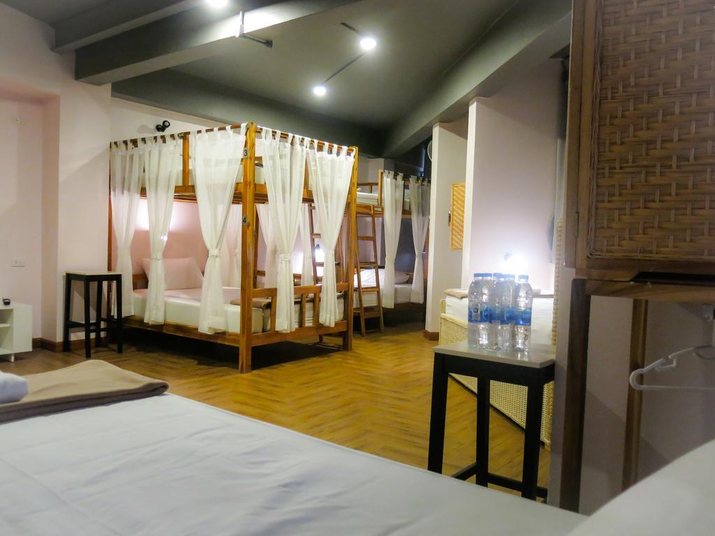 Private Room with 6 Beds & Shared External Bathroom